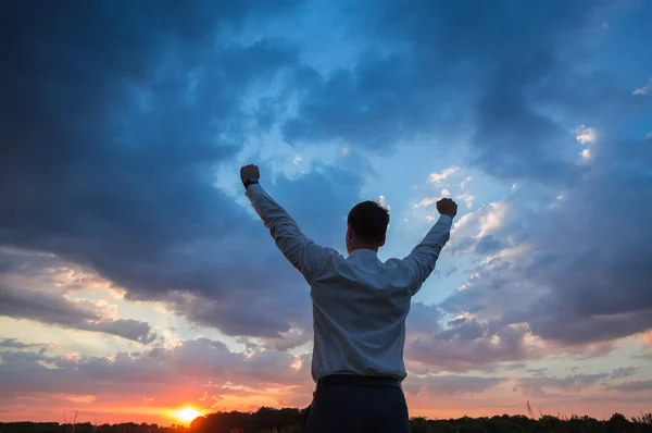 Zakenman permanent op veld te staan van de zonsondergang — Stockfoto