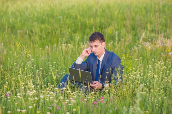 Hombre de negocios está trabajando en la naturaleza . —  Fotos de Stock