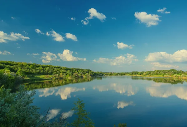 Спокойный красивый сельский пейзаж с озером — стоковое фото