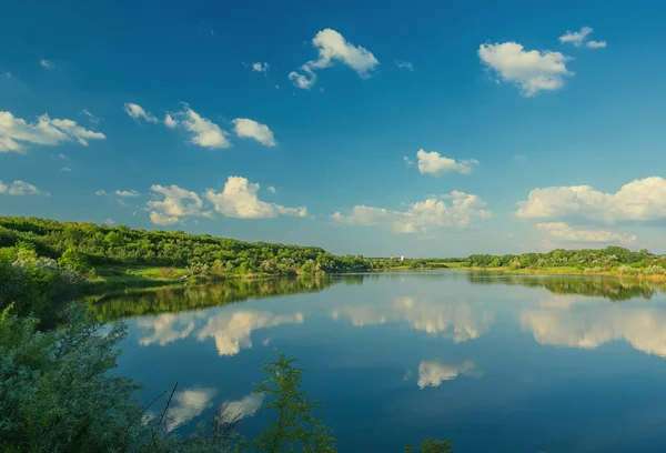 Calma hermoso paisaje rural con un lago — Foto de Stock