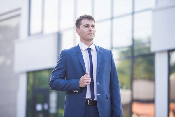 Портрет молодого бизнесмена, стоящего на размытом фоне — стоковое фото