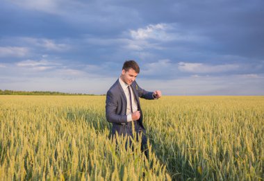 genç iş adamı düşünüyorum tutun tablet pc bilgisayar arama