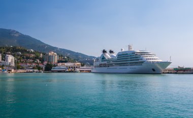 yalta bağlantı noktasından uzakta büyük gemi akşam yelken