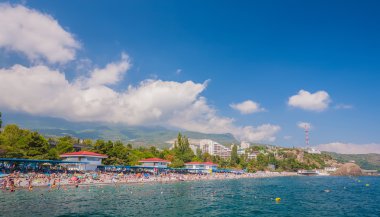 Mavi Gökyüzü bulutlu karşı Karadeniz kıyısında küçük bir kasaba.