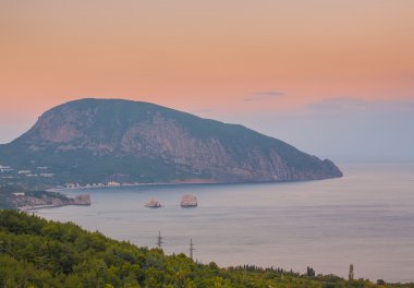 Gurzuf ilçesi ve Ayu Dag dağ. Crimea.