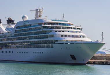 yalta bağlantı noktasından uzakta büyük gemi akşam yelken