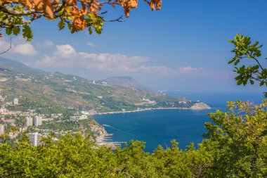 Mavi Gökyüzü bulutlu karşı Karadeniz kıyısında küçük bir kasaba.