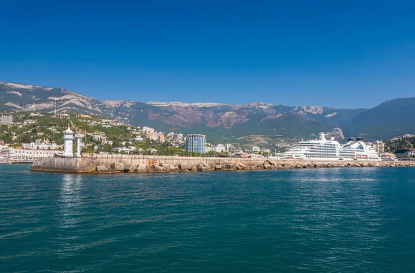 Yalta bağlantı noktasından uzakta büyük gemi akşam yelken — Stok fotoğraf