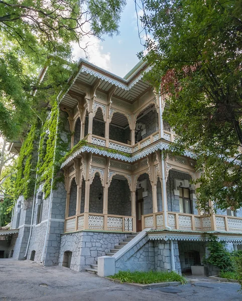 Edifício histórico coberto com hera verde — Fotografia de Stock