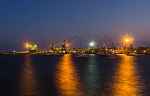 O porto industrial à noite — Fotografia de Stock