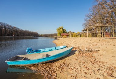 İki adet bot göl kenarında gölet.