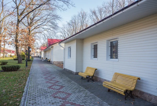 Chalets en bois dans la pinède — Photo