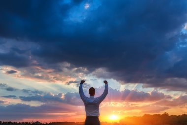 mutlu çiftçi, işadamı, elleri ve başparmak ile alanında daimi