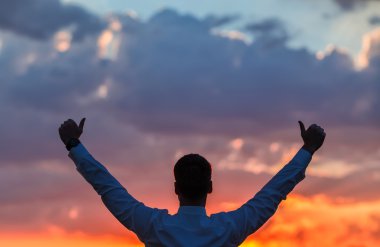 mutlu çiftçi, işadamı, elleri ve başparmak ile alanında daimi