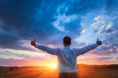 mutlu çiftçi, işadamı, elleri ve başparmak ile alanında daimi