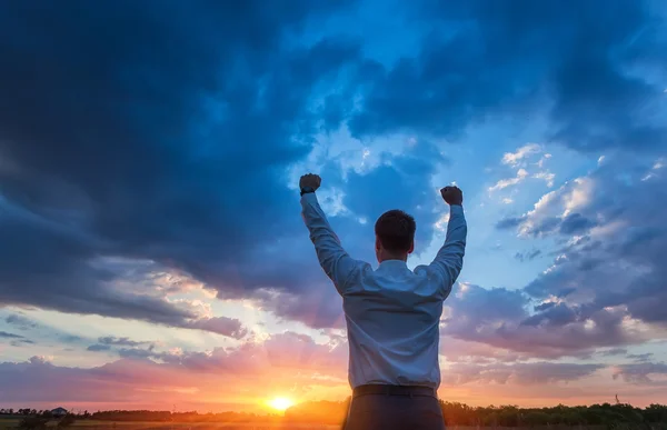 Lycklig bonde, affärsman, står i fältet med händerna och tummen upp — Stockfoto