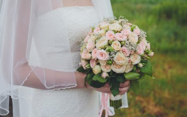 Gelinin elinde düğün buketi