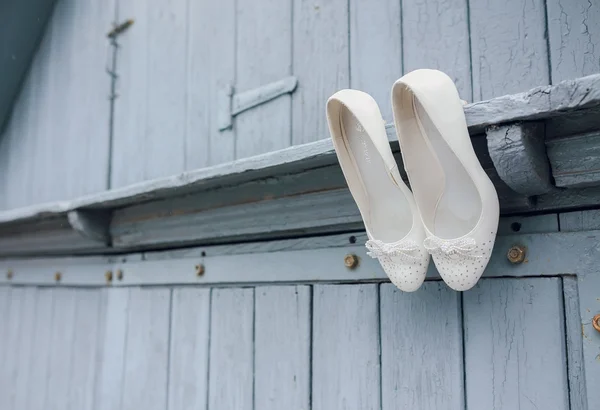 Sapatos de casamento branco — Fotografia de Stock