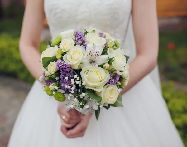 Svatební kytice v rukou nevěsty — Stock fotografie