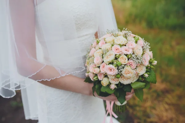 Gelinin elinde düğün buketi — Stok fotoğraf