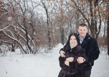 divertida pareja jugando bolas de nieve.
