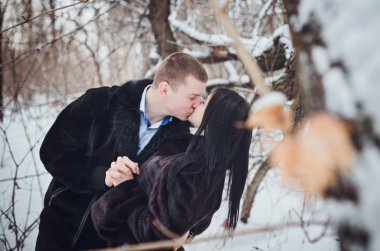 divertida pareja jugando bolas de nieve.