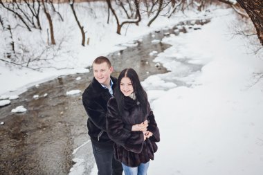 divertida pareja jugando bolas de nieve.