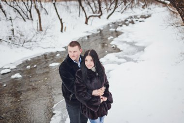divertida pareja jugando bolas de nieve.
