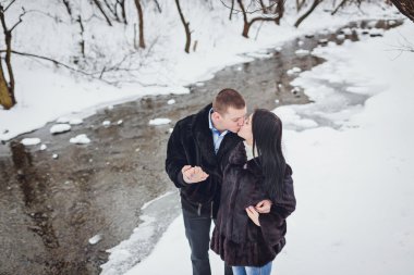 divertida pareja jugando bolas de nieve.