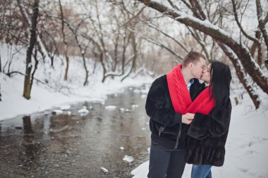 divertida pareja jugando bolas de nieve.