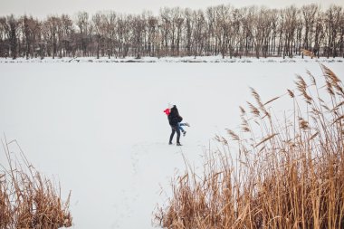 divertida pareja jugando bolas de nieve.