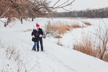 divertida pareja jugando bolas de nieve.