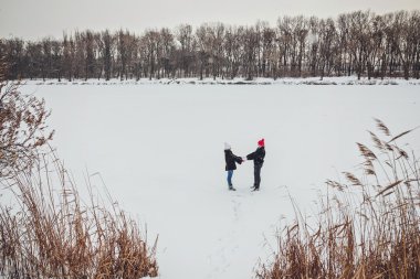 divertida pareja jugando bolas de nieve.