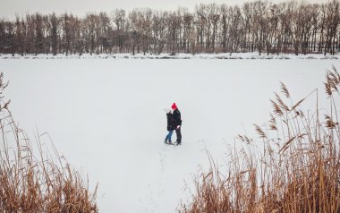 divertida pareja jugando bolas de nieve.