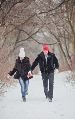 divertida pareja jugando bolas de nieve.