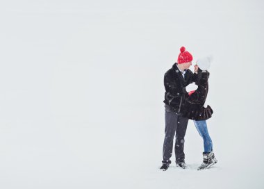 divertida pareja jugando bolas de nieve.