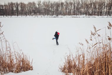 divertida pareja jugando bolas de nieve.