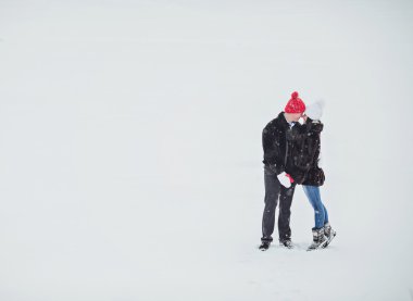 divertida pareja jugando bolas de nieve.