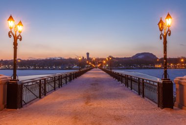 Karlı kış gece köprü şehir manzarası