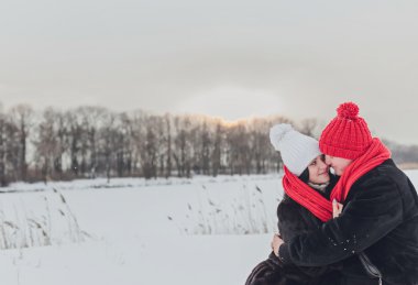 divertida pareja jugando bolas de nieve.