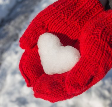 kalp şeklinde kar tanesi