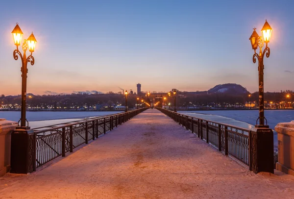 Karlı kış gece köprü şehir manzarası