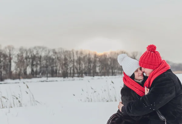 Young  happy smiling couple in love. — Stock Photo, Image