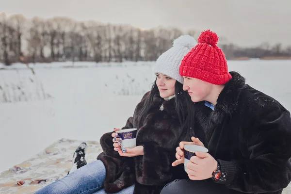 Junges glückliches lächelndes verliebtes Paar. — Stockfoto