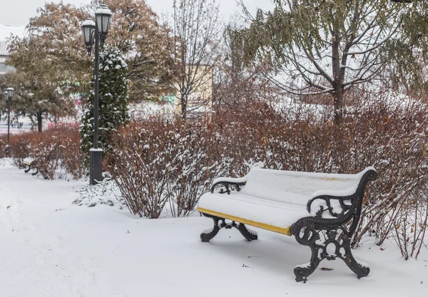 Скамейки в зимнем городском парке — стоковое фото