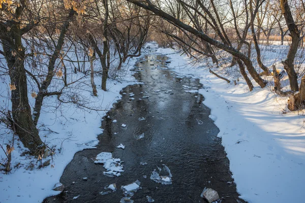 Kleiner Fluss im Winter sonniger Tag — Stockfoto