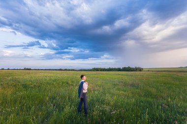 işadamı doğada çalışıyor.