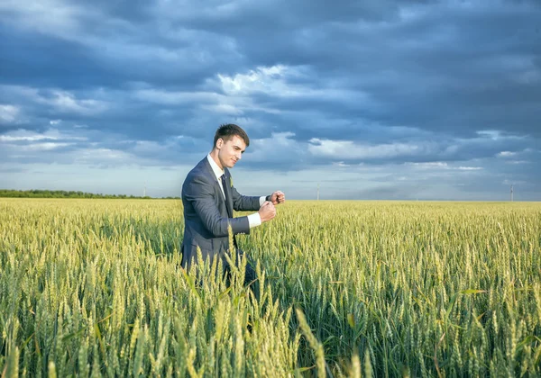 Mladý podnikatel si hledat držení počítače tablet pc počítač — Stock fotografie