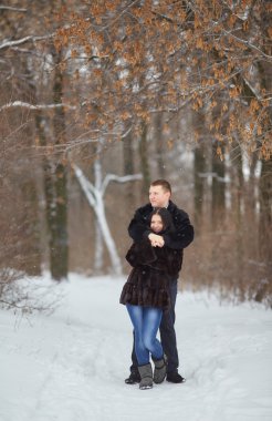 divertida pareja jugando bolas de nieve.
