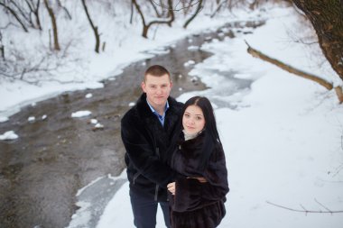 divertida pareja jugando bolas de nieve.